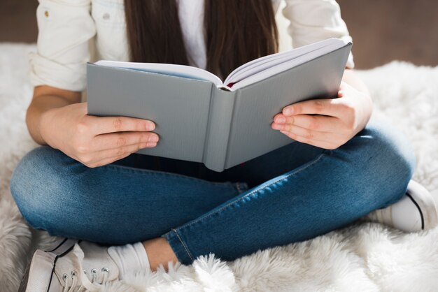 Close-up jovem lendo um livro