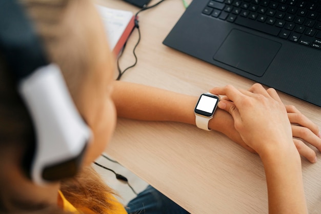 Close-up jovem verificando seu smartwatch