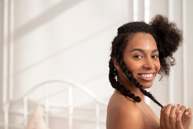 Close-up linda mulher com cabelo afro