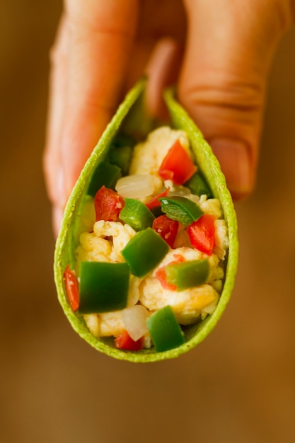 Foto grátis close-up mão segurando o delicioso taco
