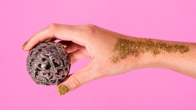 Foto grátis close-up mão segurando uma bola de decoração