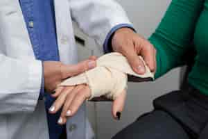 Foto grátis close-up médico bandagem braço