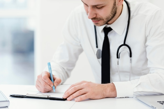 Close-up médico escrevendo