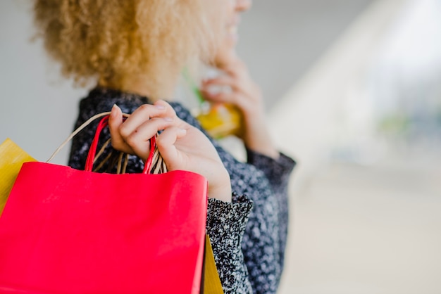 Close-up menina com bolsas