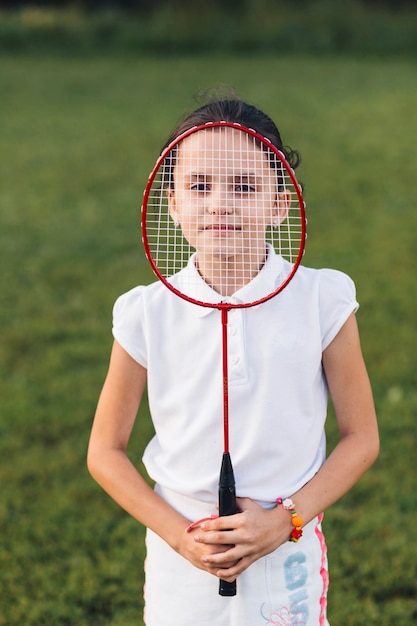 Close-up, menina, segurando, badminton, rosto