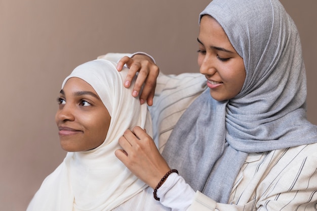 Close-up mulher arrumando hijab