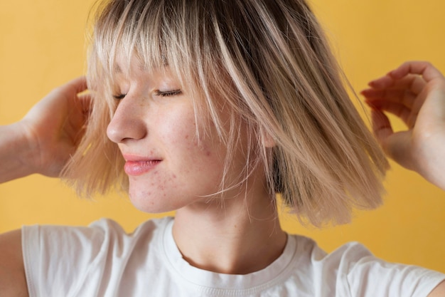 Foto grátis close-up mulher com fundo amarelo