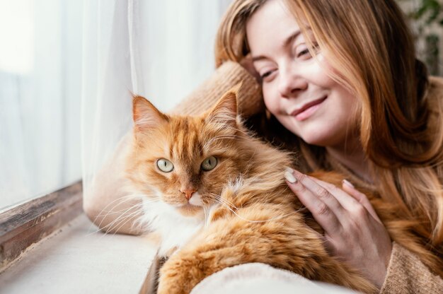 Close-up mulher com gato fofo