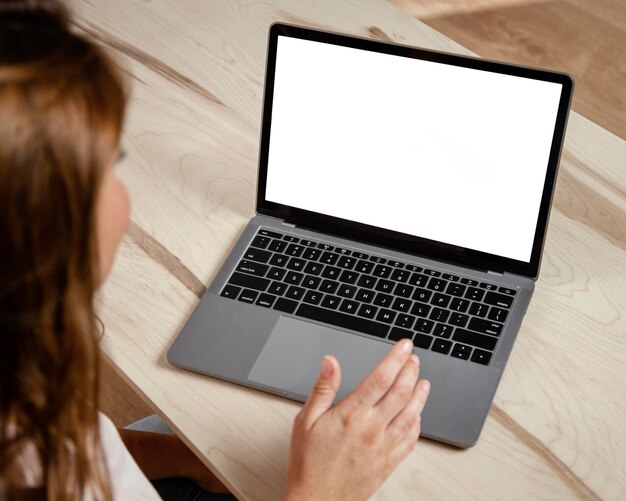 Close-up mulher com laptop