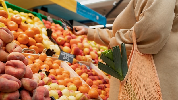 Close-up mulher comprando frutas