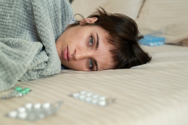Close-up mulher doente com comprimidos