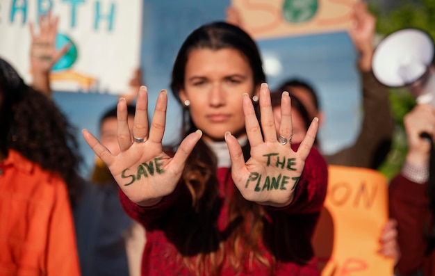 Close up mulher em protesto