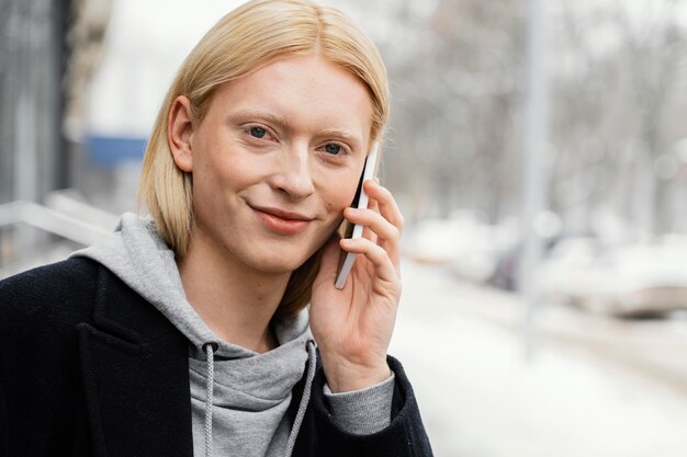 Close-up mulher falando ao telefone