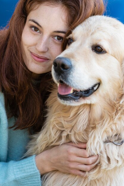 Close-up mulher posando com cachorro