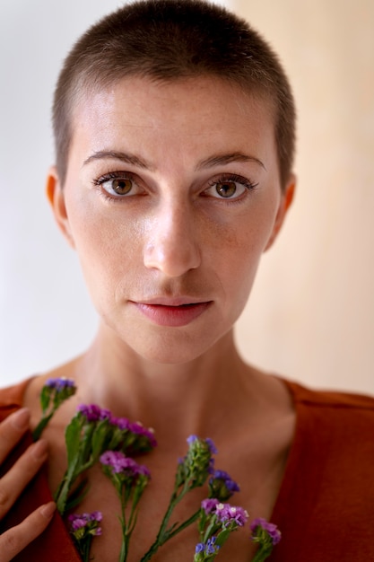 Close-up, mulher posando com flores