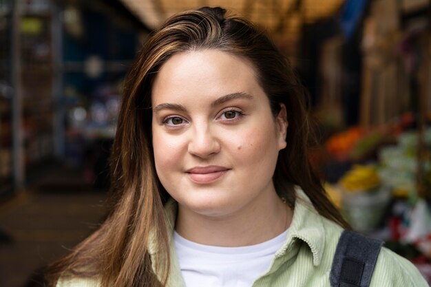 Close-up mulher sorridente ao ar livre