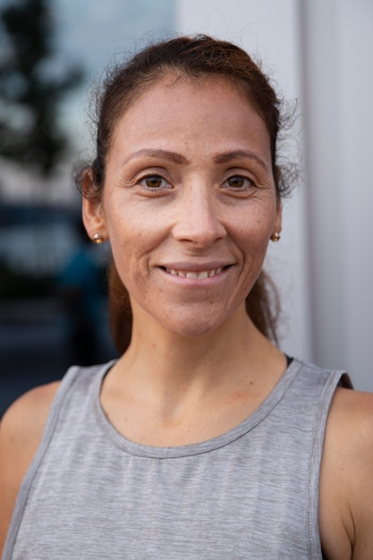 Foto grátis close-up mulher sorridente ao ar livre