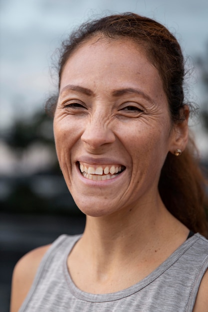 Foto grátis close-up mulher sorridente ao ar livre