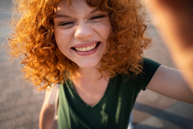 Close-up mulher sorridente ao ar livre