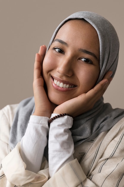 Close-up mulher sorridente com hijab