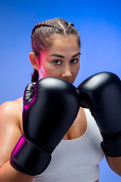 Close-up, mulher usando luvas de boxe