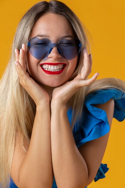 Close-up, mulher usando óculos em forma de coração