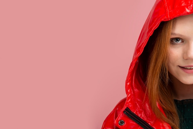 Close-up mulher vestindo jaqueta vermelha