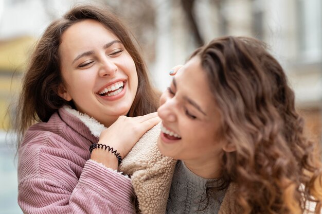 Close-up mulheres se divertindo juntas ao ar livre