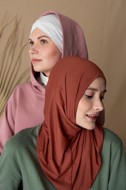 Foto grátis close-up mulheres usando hijab