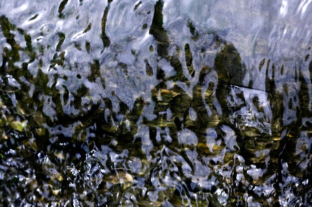 Close-up na água do rio correndo em detalhes da natureza