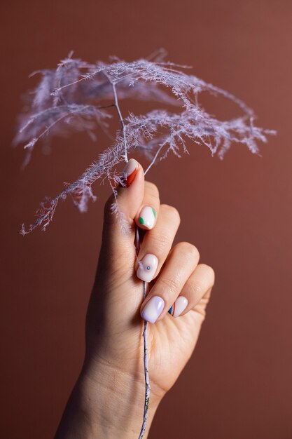 Close-up na arte de unhas de beleza com flor