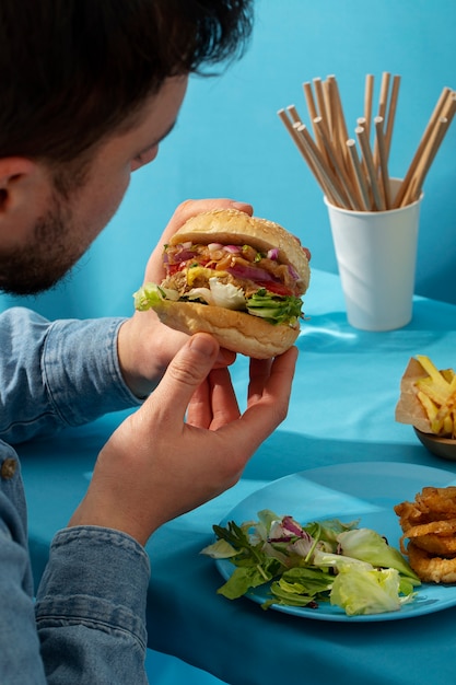 Foto grátis close-up na deliciosa refeição de fast food