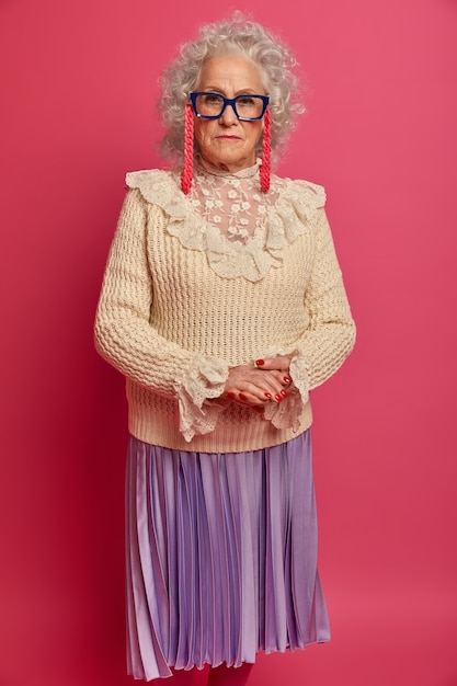 Close-up na elegante mulher idosa vestindo roupas elegantes isoladas