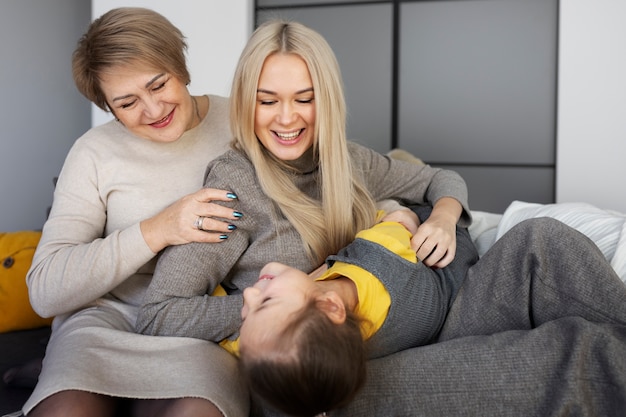 Foto grátis close-up na garota com a mãe e a avó