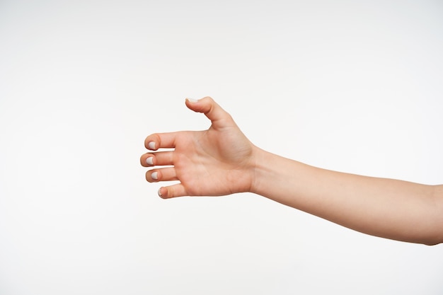 Foto grátis close-up na mão de uma jovem bonita apertando os dedos enquanto é levantada