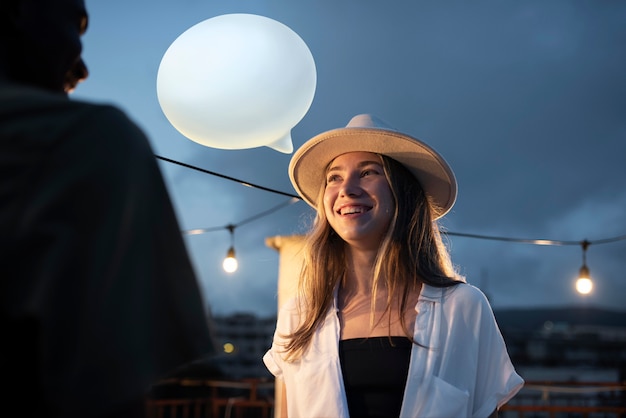 Foto grátis close-up na pessoa com balão de pensamento