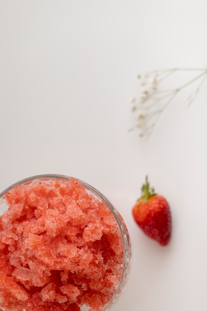 Close-up na sobremesa de granita de morango