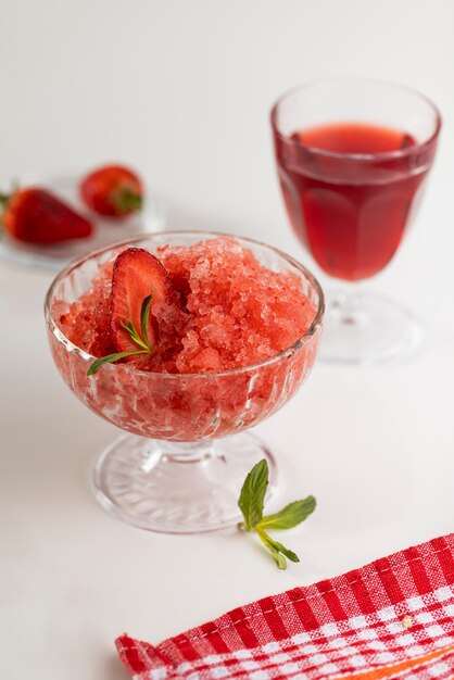 Close-up na sobremesa de granita de morango