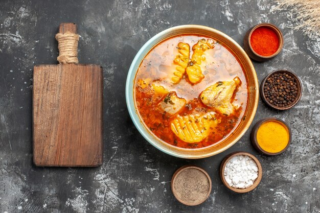 Foto grátis close-up na sopa caseira com conjunto de frango e especiarias