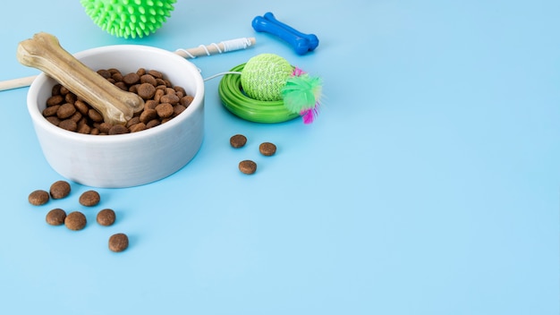 Foto grátis close-up na tigela de comida e mastigar brinquedos em forma de ossos