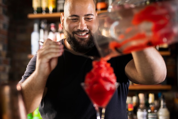 Foto grátis close-up no barman criando uma bebida deliciosa