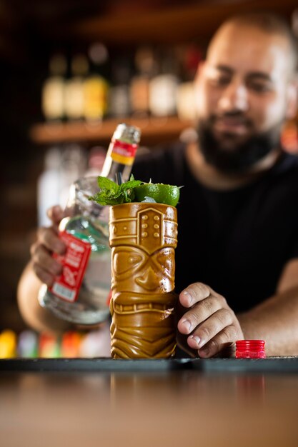 Close-up no barman criando uma bebida deliciosa