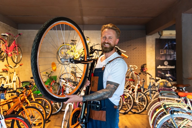 Foto grátis close-up no jovem empresário na loja de bicicletas