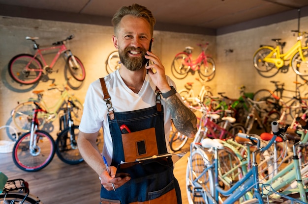 Foto grátis close-up no jovem empresário na loja de bicicletas