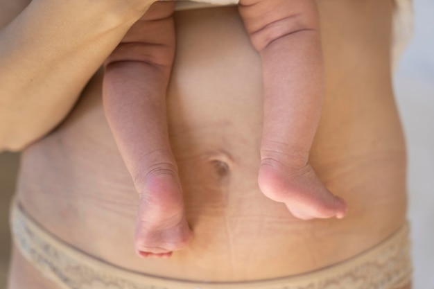Foto grátis close-up nos pés do bebê recém-nascido