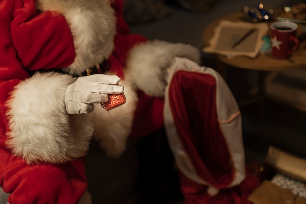 Close-up Papai Noel entregando presentes