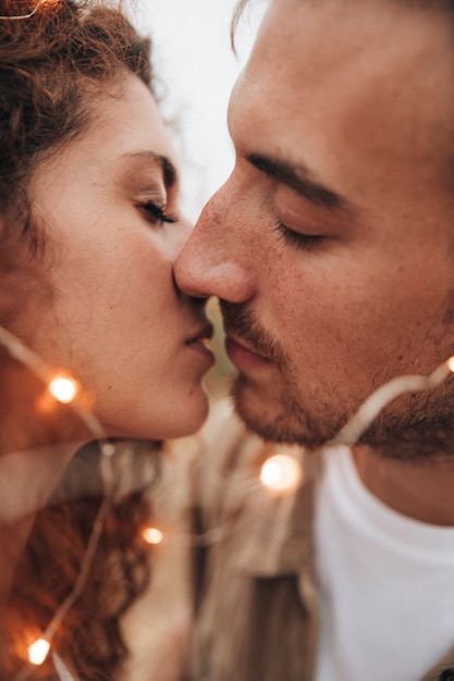 Foto grátis close-up, par beija, ao ar livre