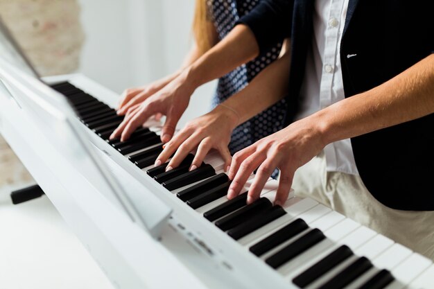Close-up, par, mão, tocando, piano, teclado