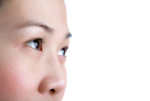 Close-up portrait de um olho bonito Olhando para cima isolado no branco