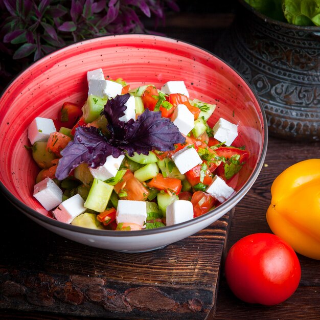 Close-up salada grega de alface, tomate, queijo feta, pepino, azeitonas pretas, cebola roxa